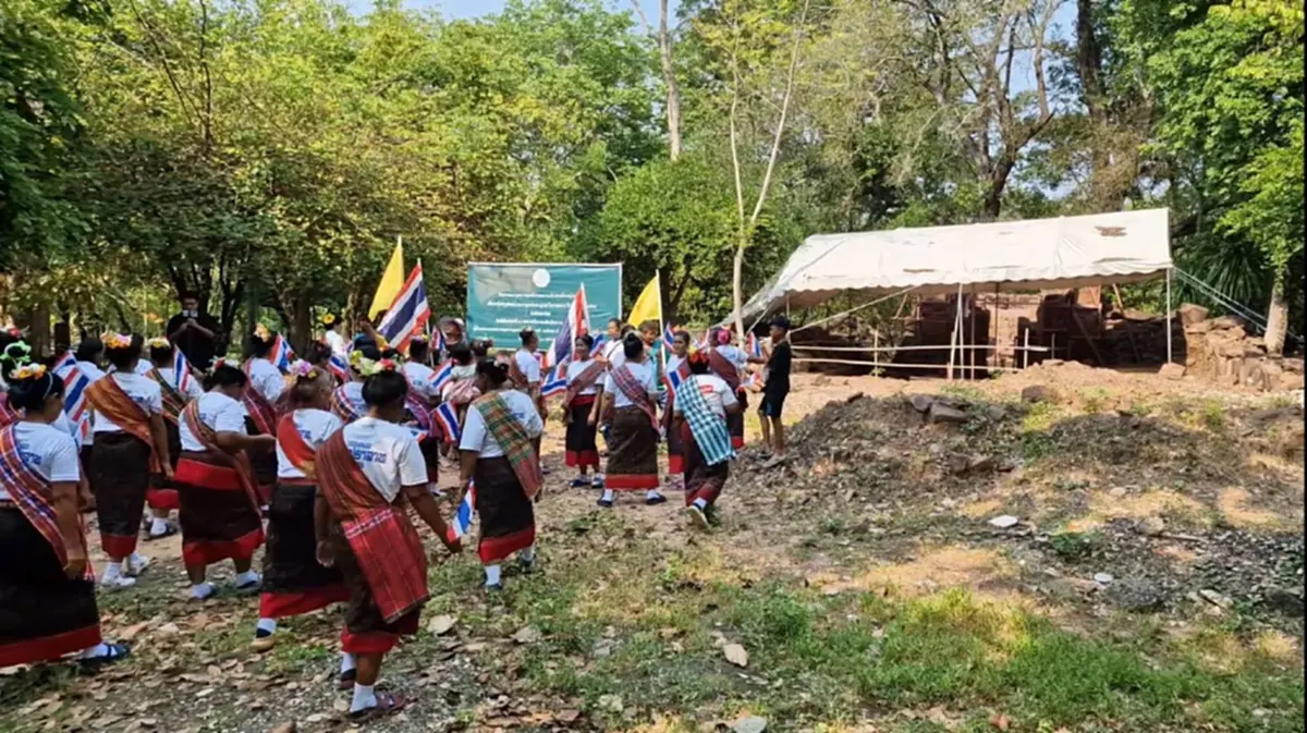 ชาวห้วยแถลงไม่ถอย! รวมตัวถือป้ายทวงคืน 'ปราสาทหินหลุ่งตะเคียน'