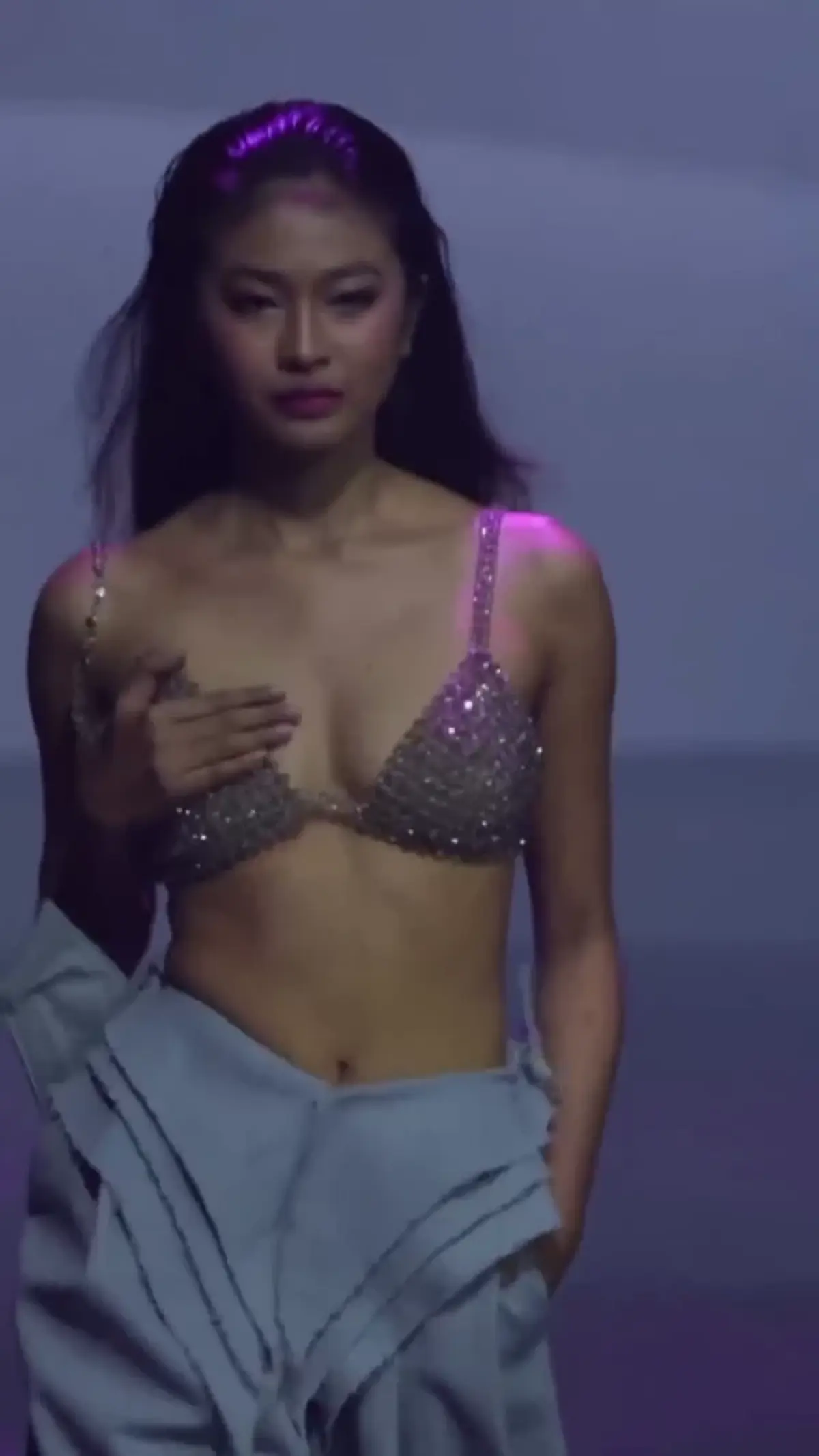 ไวรัลสนั่น นางแบบสาว  บราหลุดกลางรันเวย์ แต่เดินต่อสุดมืออาชีพ