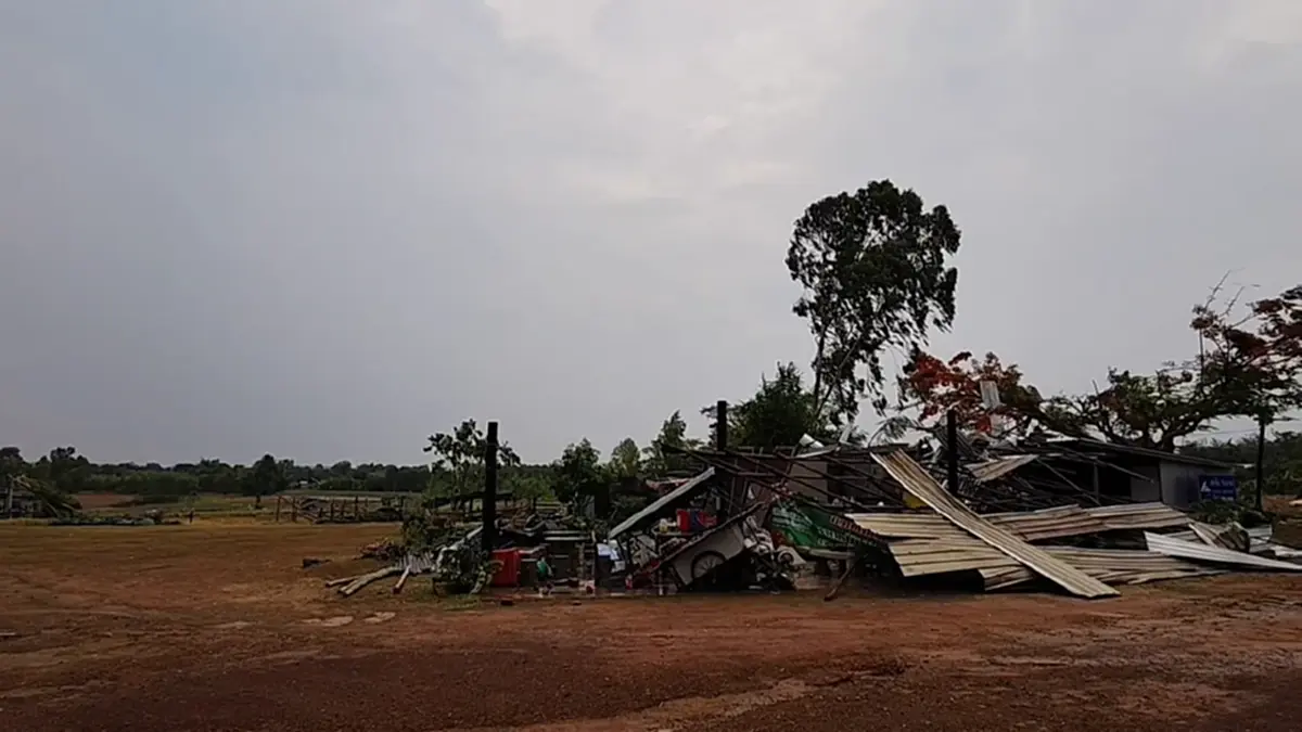 พายุถล่มโคราชร้านพังราบ ป้ารอดตายเชื่อบารมีพระสมเด็จฯ