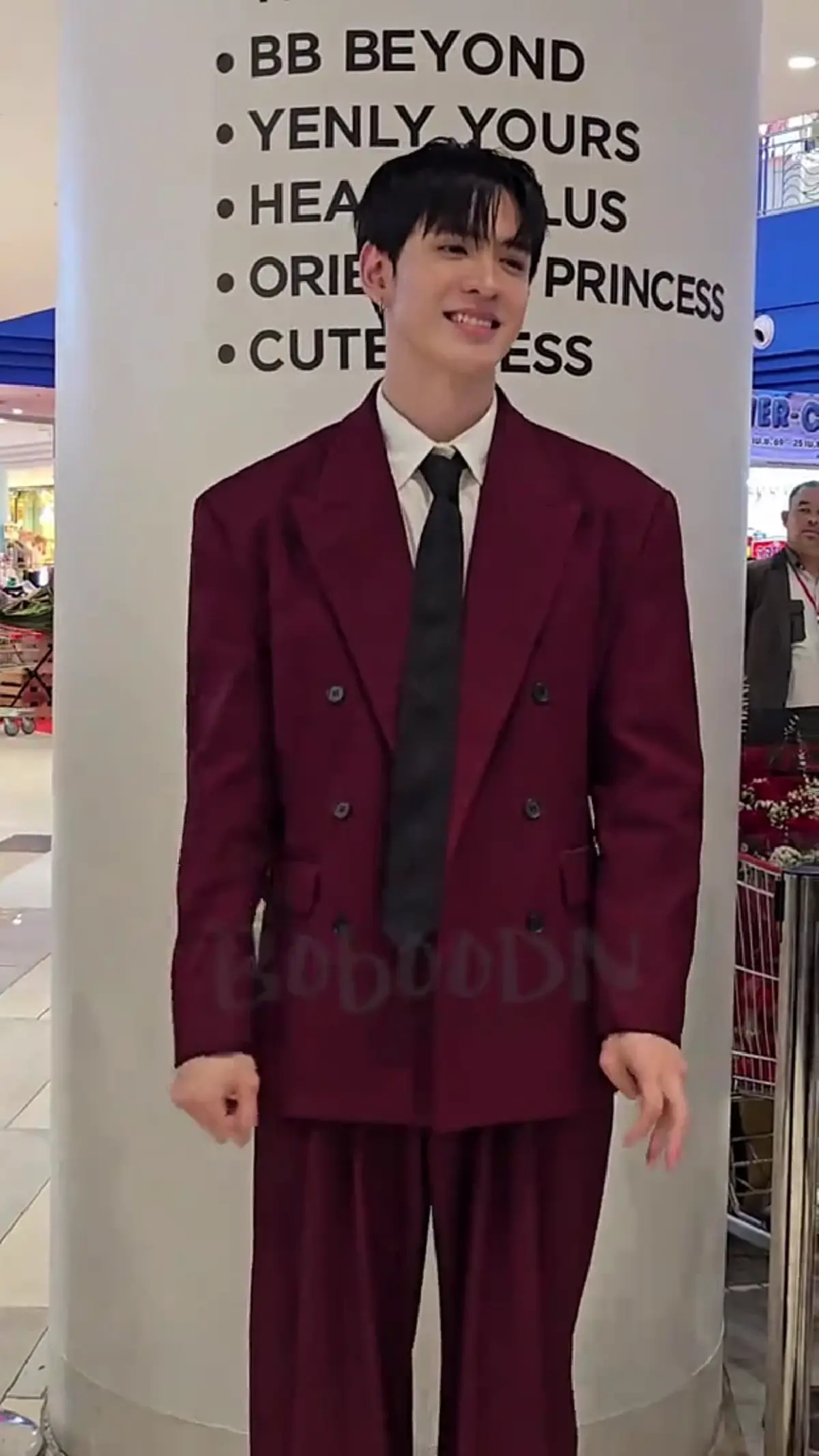  ฟิล์ม ธนภัทร เจอหญิงปริศนาพุ่งหอมแก้ม ระยะประชิดแฟนคลับ