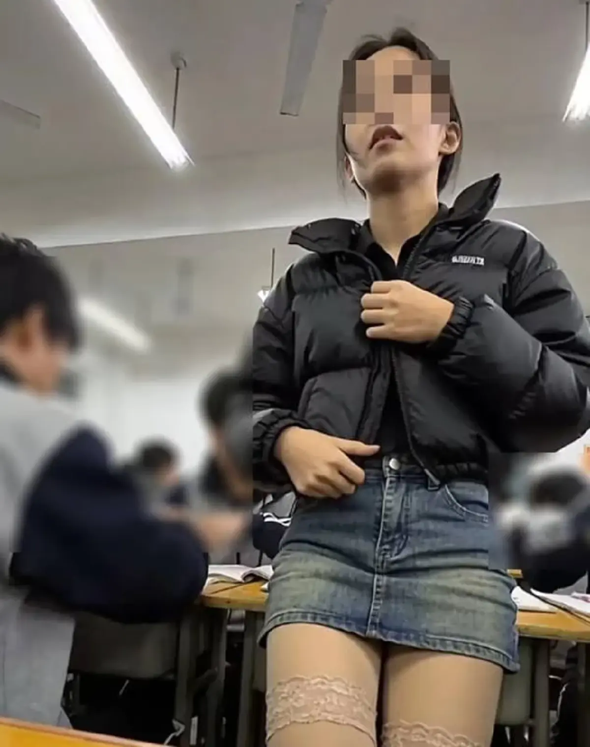 ครูสาวสอน ม.ปลาย ใส่ชุดแซ่บเข้าสอน ชาวเน็ตถกเหมาะสมหรือไม่