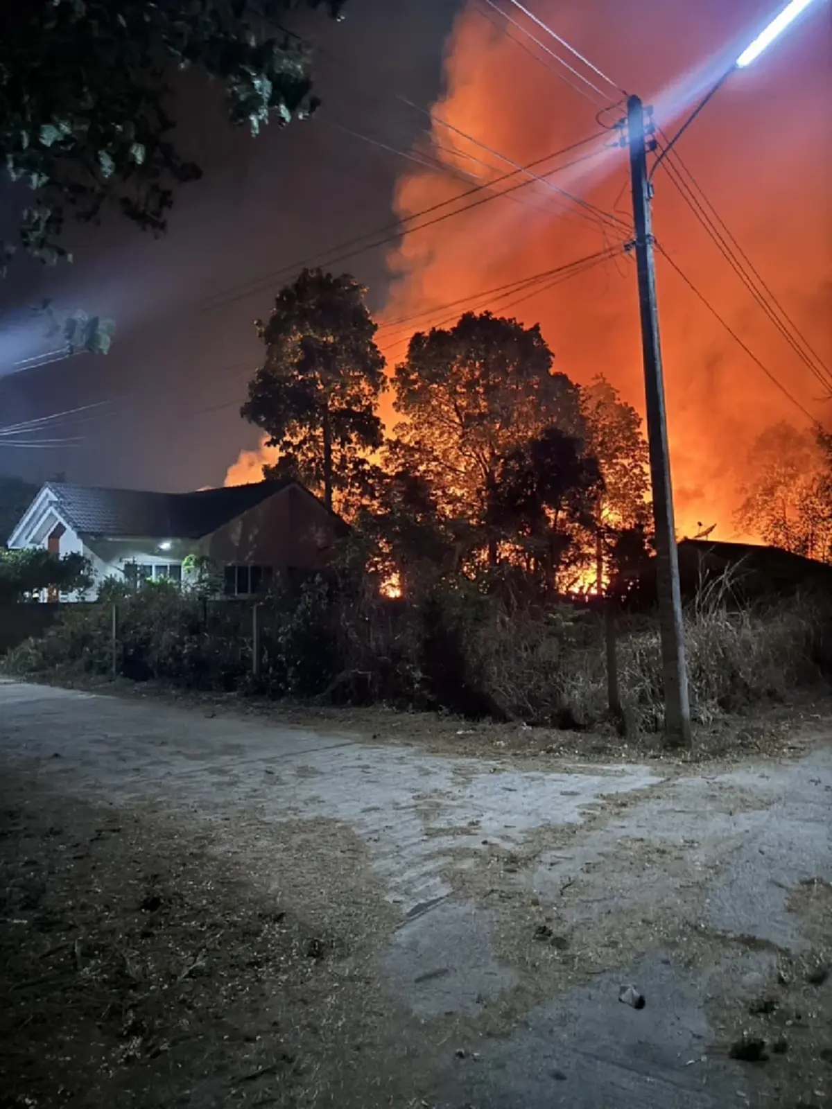 ลอบเผาขยะลามทุ่ง! ไฟไหม้ใกล้ชุมชนโคราช ระดมรถดับเพลิงคุม!