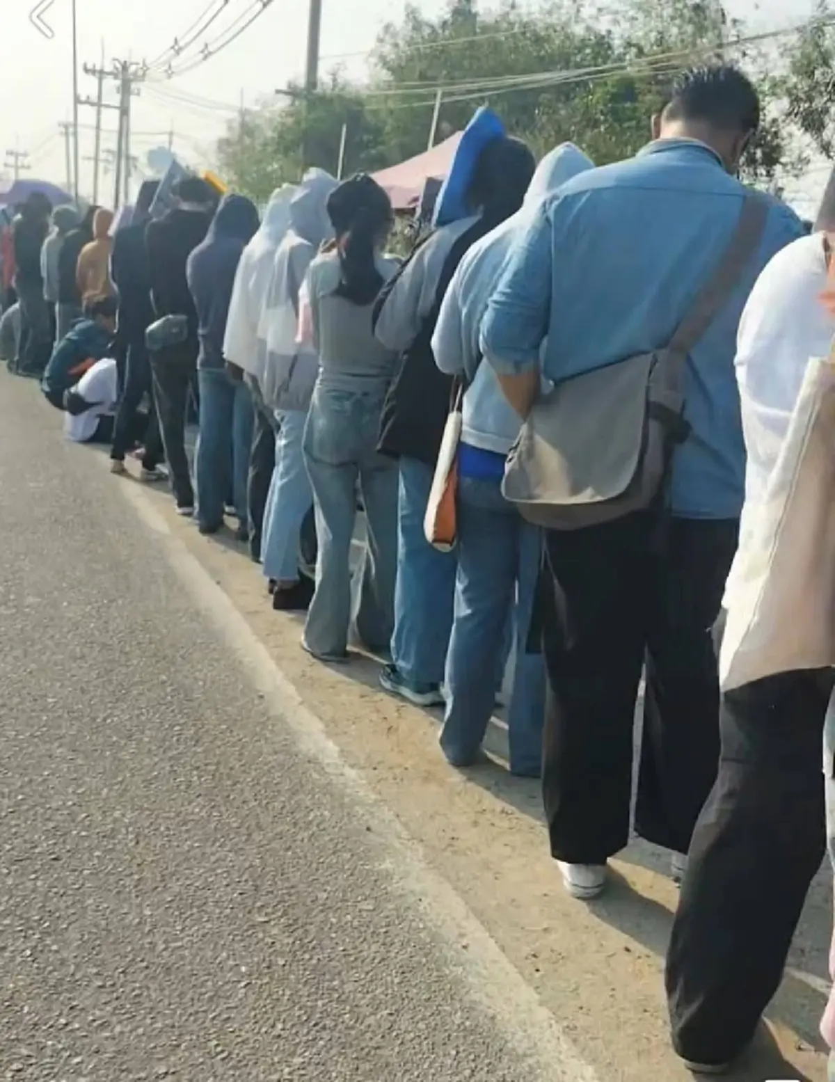 หนุ่มสาวแห่สมัครงานโรงงานเปิดใหม่ ยอมนอนรอข้ามคืน แม้รับ 30 อัตรา