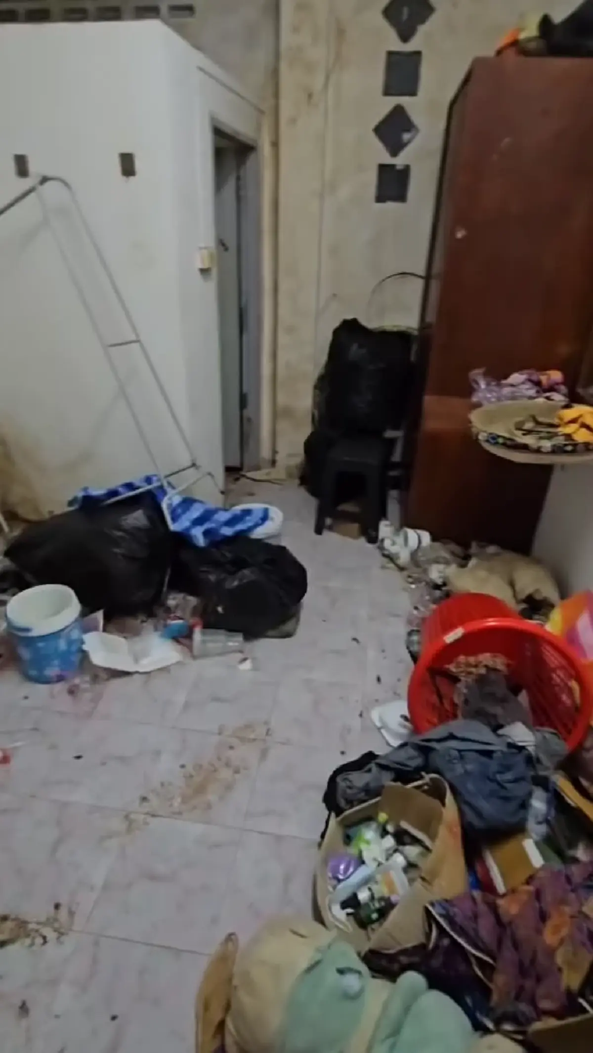 เจ้าของห้องเช่าผงะ สองผัวเมียย้ายออก เห็นสภาพที่นอนยิ่งสะพรึง