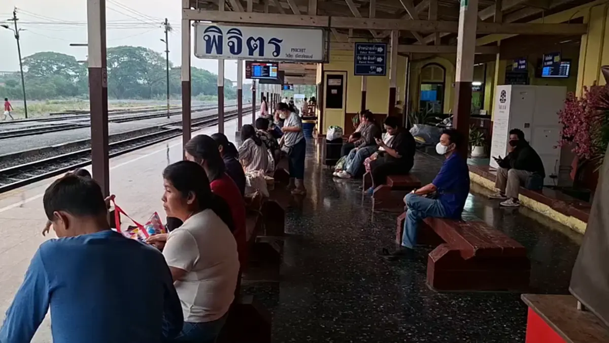 น้ำมันแพง! ชาวพิจิตรแห่ขึ้นรถไฟพุ่งเท่าตัว ตั๋วสงกรานต์เต็ม