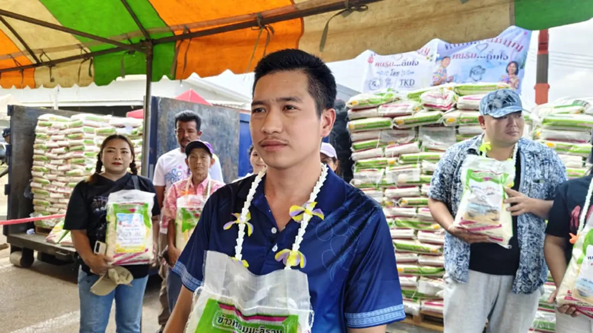 ไหลกรอกสมบูรณ์ใจป้ำ แจกข้าวสาร 12.5 ตัน ช่วยชาวบ้านลดค่าครองชีพ