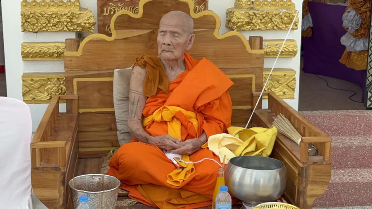 แห่ส่องเลข! พิธีปลุกเสกวัตถุมงคล เลขธูป–หางประทัด มาเต็ม