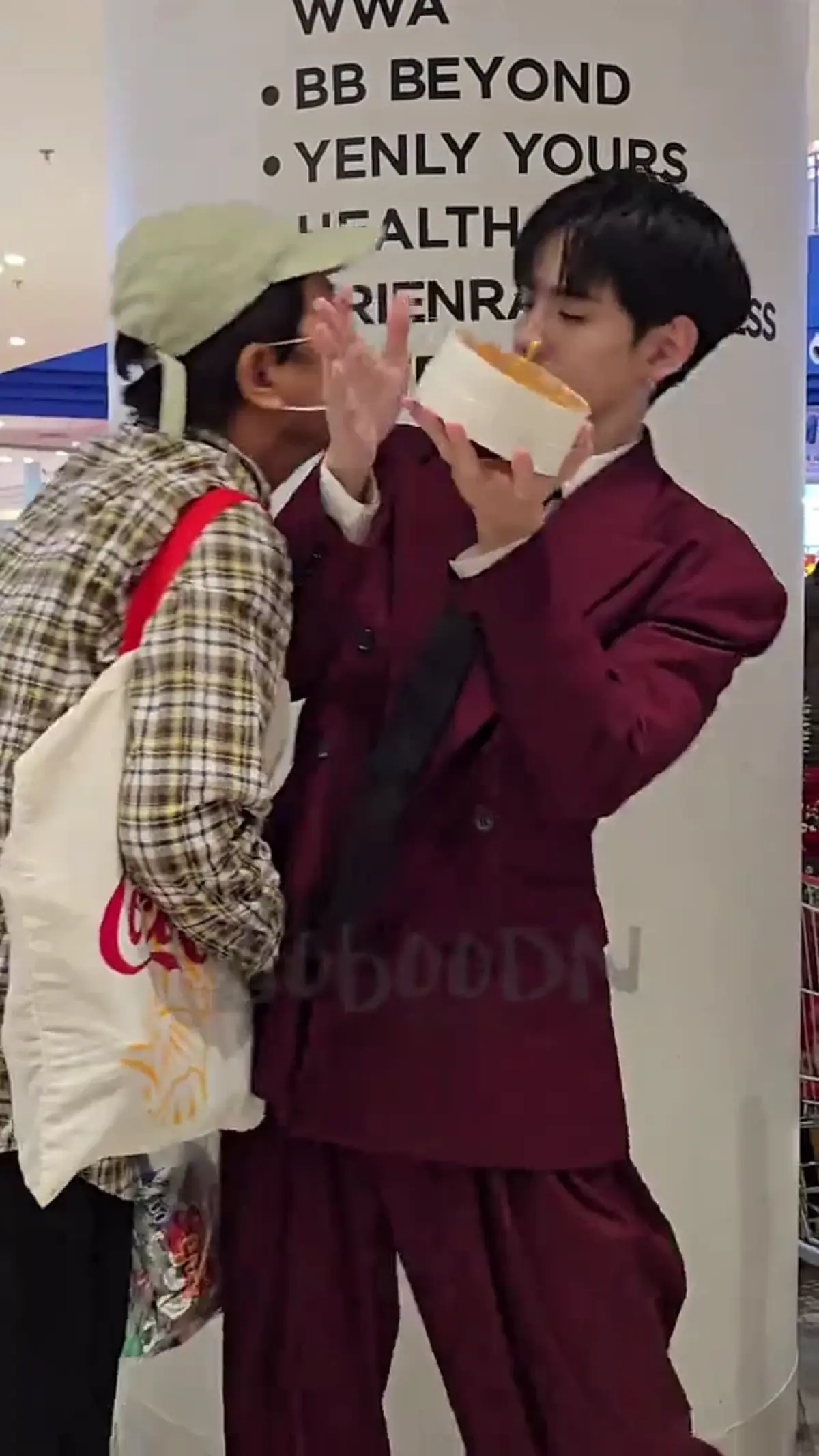  ฟิล์ม ธนภัทร เจอหญิงปริศนาพุ่งหอมแก้ม ระยะประชิดแฟนคลับ