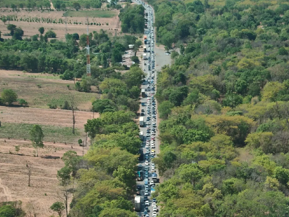 ภาพมุมสูง! รถเริ่มแน่น กม.76-77 หน้า "ตลาดโคกอีโด่ย" ตร.เร่งระบาย