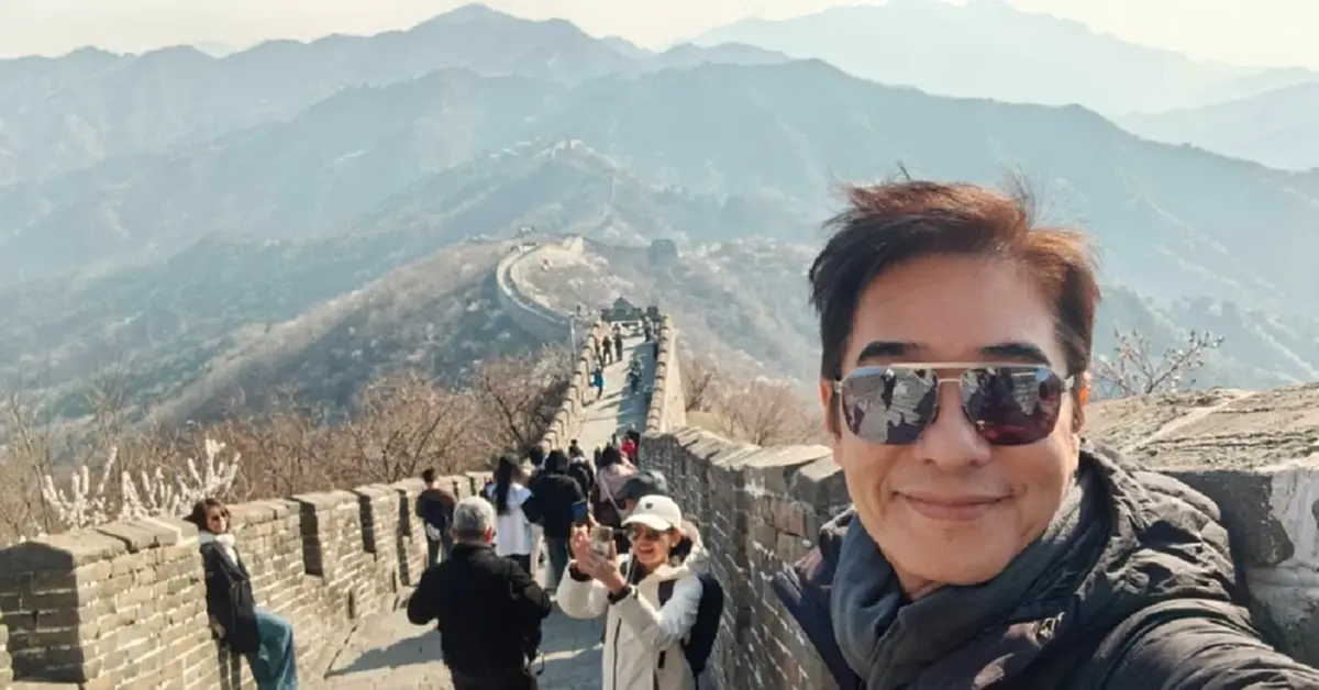 หล่ออมตะ! “ก้อง สหรัถ” เช็กอินกำแพงเมืองจีน วัยเฉียด 58 ยังเป๊ะ