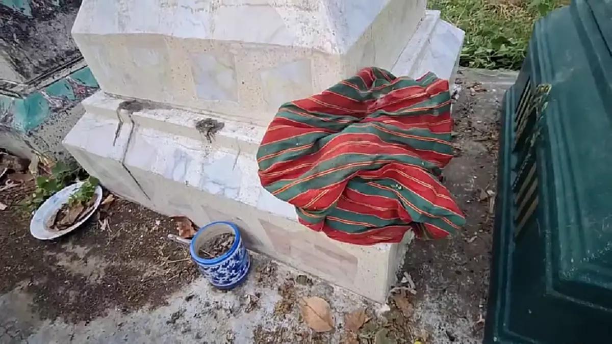 โจรใจบาปงัดธาตุเก็บกระดูก ลักผ้าไหม-เงินสด ทิ้งอัฐิเกลื่อน