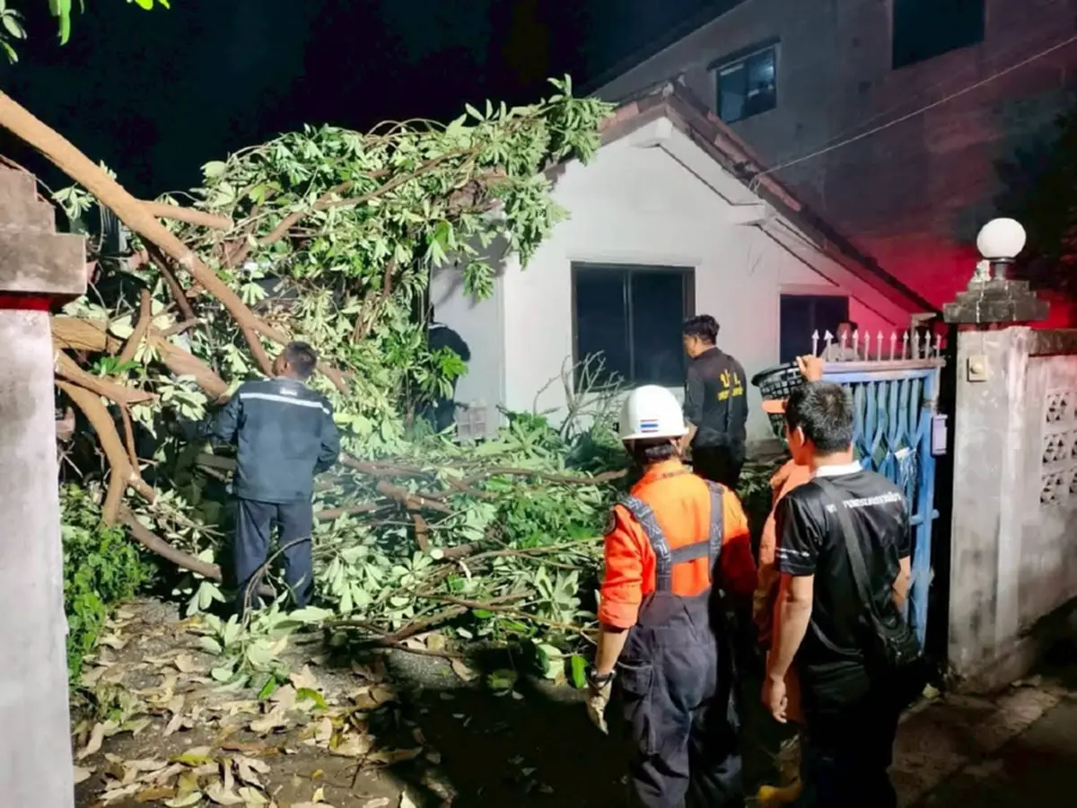 พายุฤดูร้อนถล่มโคราช! ลมแรง-ลูกเห็บกระหน่ำ บ้านพังเสียหาย