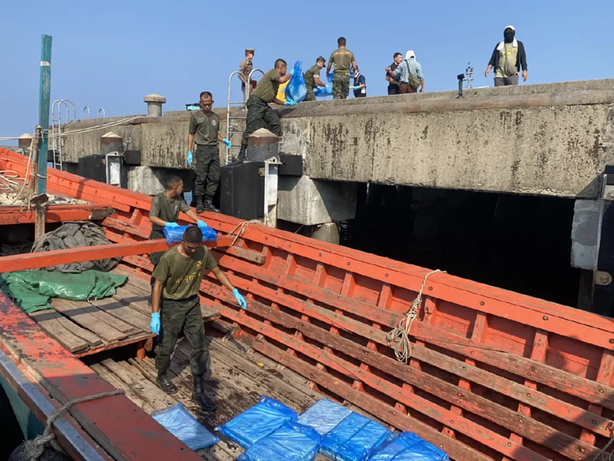 ศรชล.ตราด จับเรือกัมพูชาลอบขนเนื้อปูแช่แข็ง 60 กล่องเข้าไทย