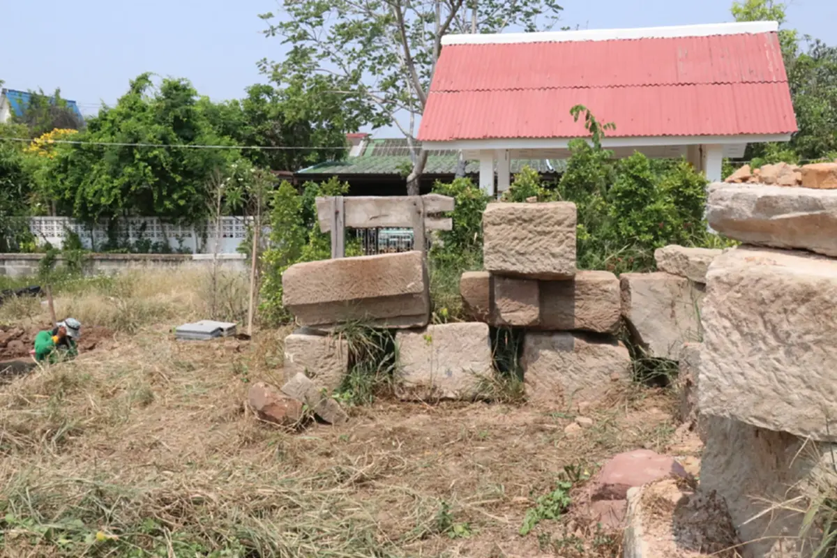 ขุดพบปราสาทขอมพันปีกลางเมืองโคราช ศิลปากรเร่งตรวจสอบ