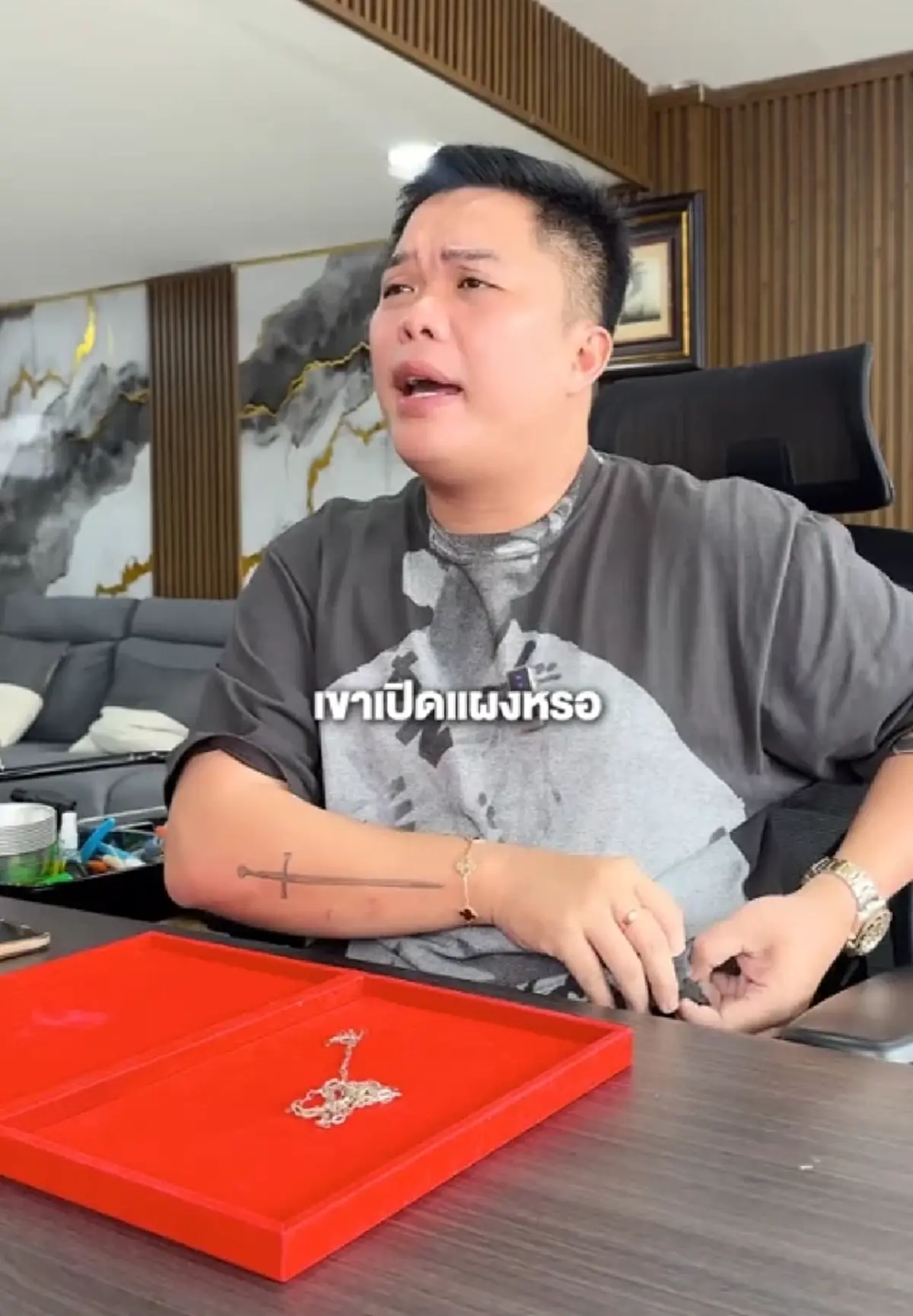 หนุ่มนำสร้อยเงินไปตรวจ หลังสีลอก ก็พบความจริง ยิ่งกว่าถูกหวย