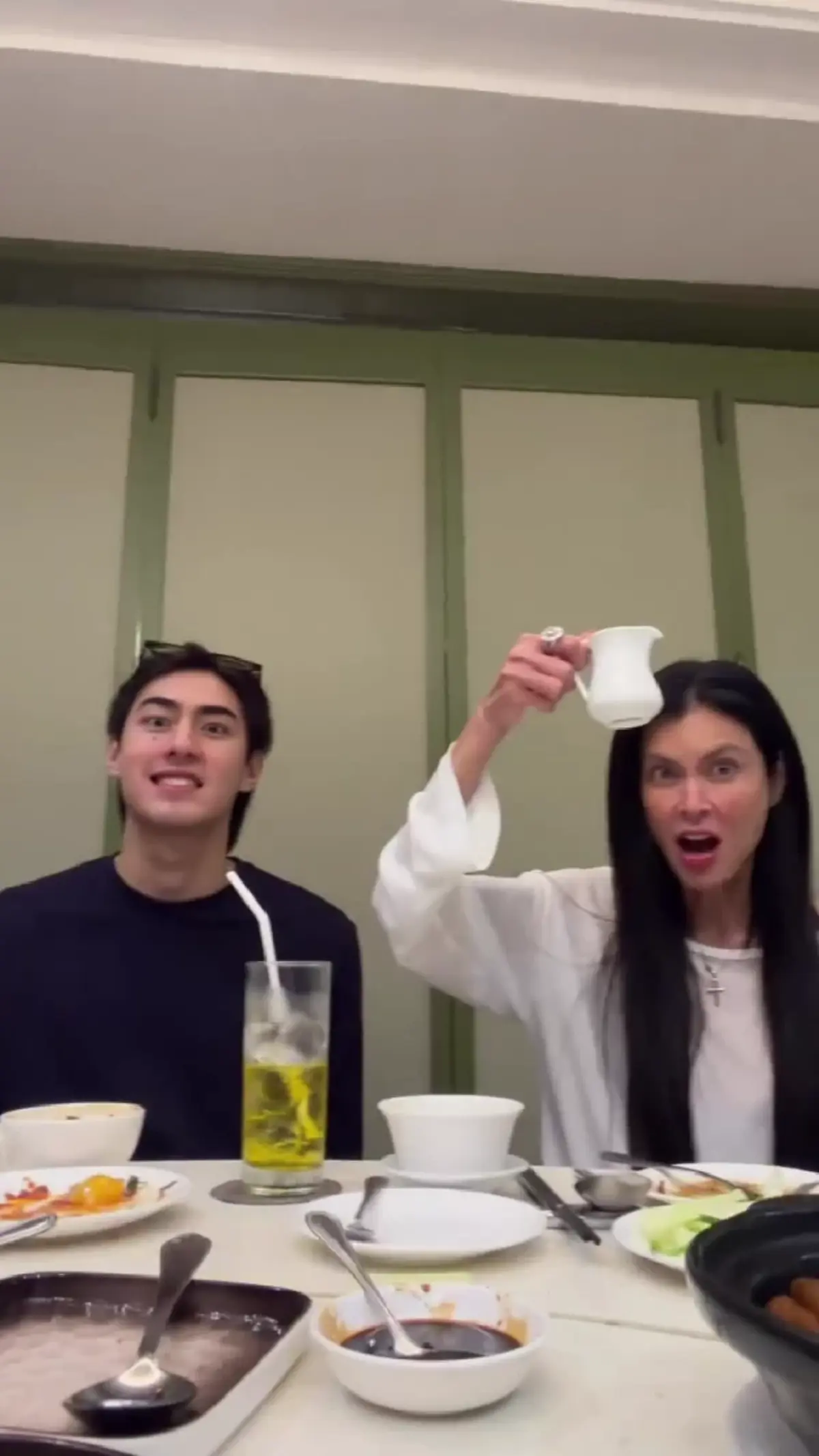 เจ เจตริน รวมญาติ “วรรธนะสิน” พร้อมหน้า ปิ่น เก็จมณี ร่วมเฟรมอบอุ่น