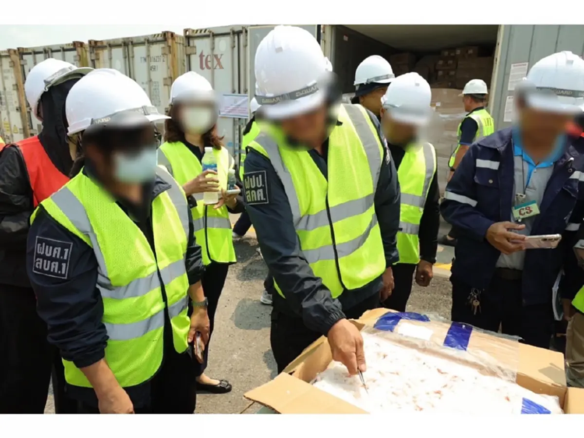 ยึดขาไก่เถื่อน 32 ตู้แหลมฉบัง 8.4 แสนกิโลฯ ไร้คนรับเป็นเจ้าของ