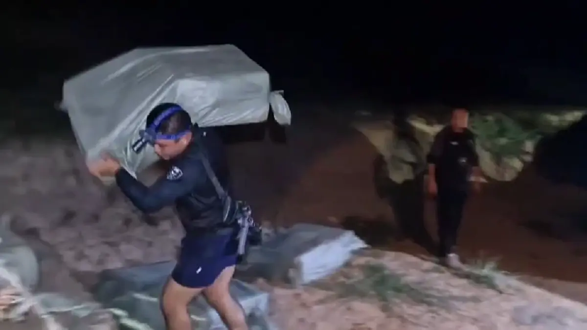 ซุ่มจับบุหรี่หนีภาษีลอตใหญ่ริมโขง ยึดของกลางกว่า 1.8 หมื่นซอง