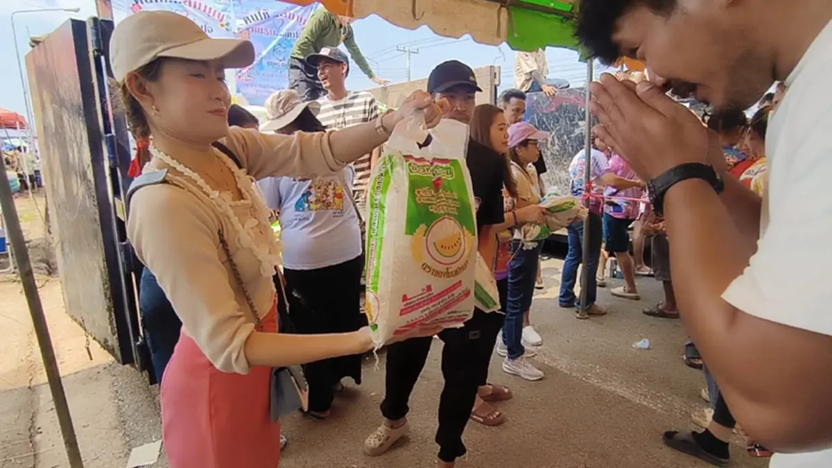 ไหลกรอกสมบูรณ์ใจป้ำ แจกข้าวสาร 12.5 ตัน ช่วยชาวบ้านลดค่าครองชีพ