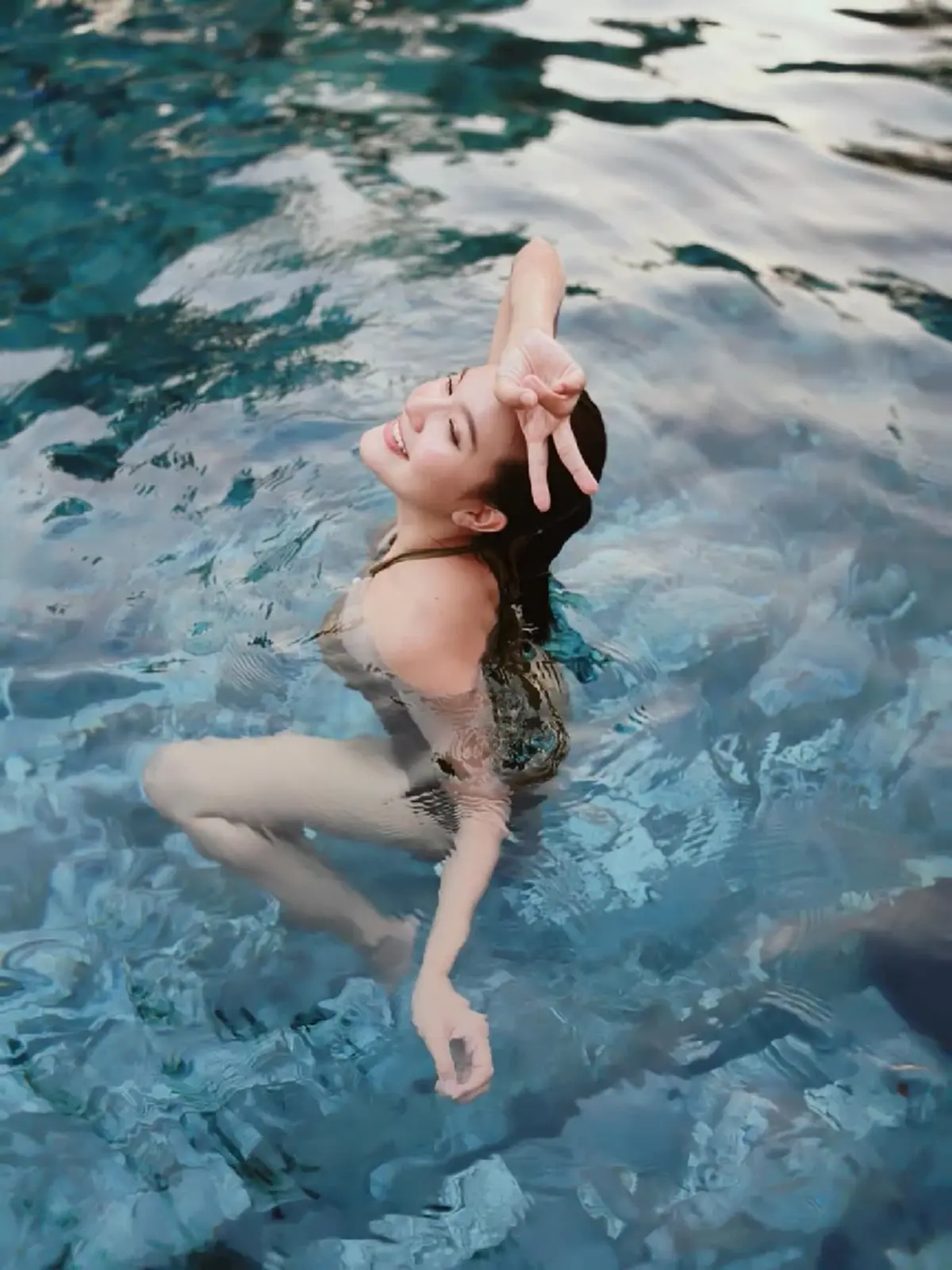 เปาวลี พรพิมล ปล่อยช็อตแซ่บกลางสระ ลุคคุณแม่สุดจึ้ง นานทีโชว์ที