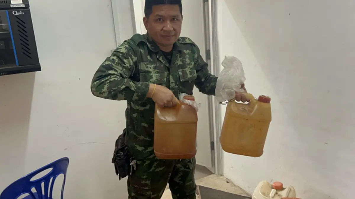 สกัดจับ "กองทัพมด" ลอบขนน้ำมันข้ามโขง หลังฝั่งลาวลิตรละ 80 บาท