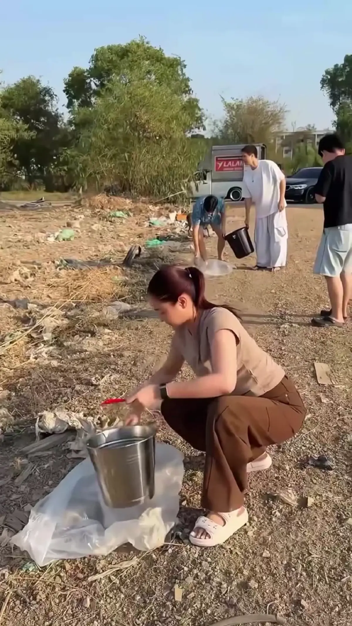 ปุ๊กลุก-ไมค์ ควงคู่ลุยคลองหลวง เลี้ยงอาหารหมาจรนับร้อย