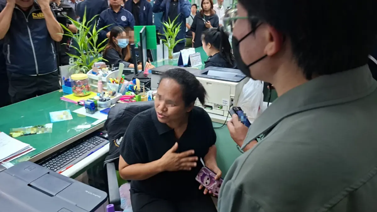 บุกจับคาโต๊ะ จนท.ปกครองเขตธนฯ ฉาว เอี่ยวแก๊งปั๊มสูติบัตรเถื่อน