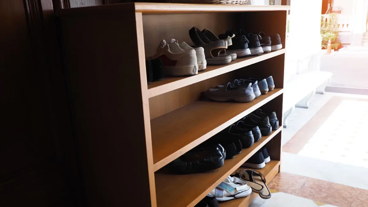 ตู้รองเท้าเหม็นแก้ได้! 7 วิธีง่าย ๆ ใช้ของในบ้าน คืนความหอมทันใจ