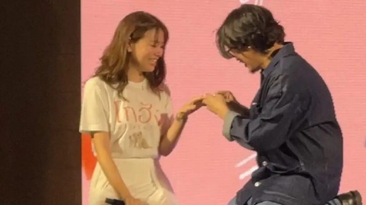 ผกก.โกฮัง โผล่คุกเข่าขอพิธีกรสาวแต่งงาน ทำน้ำตาแตกทั้งฮอลล์