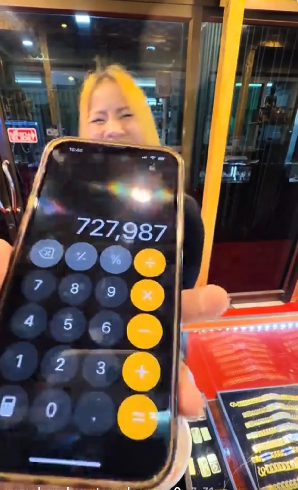 หญิงเอากรอบพระเลี่ยมทองมาขาย เล่าใจสลายหวังได้เงินไปจัดงานศพสามี