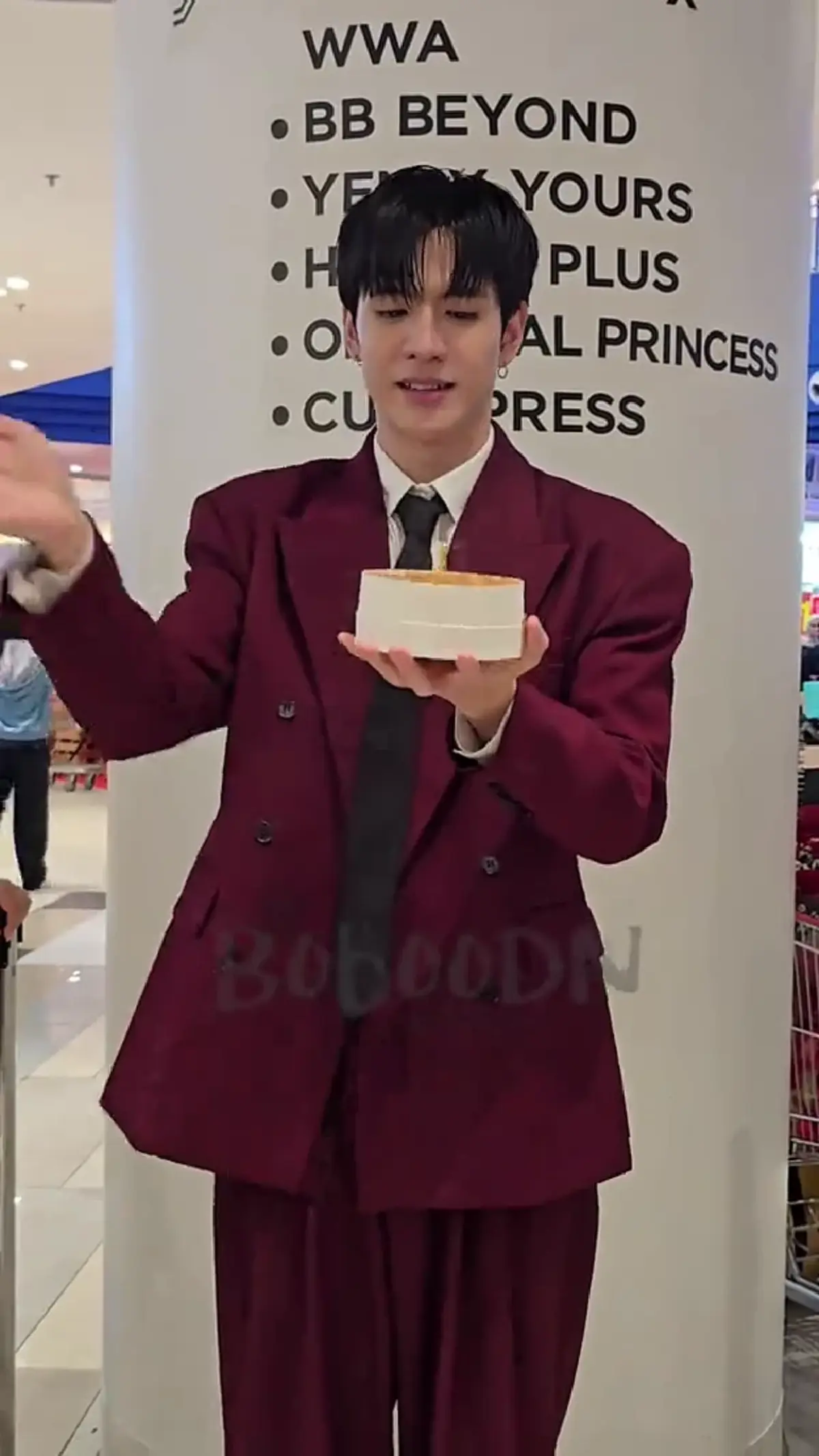  ฟิล์ม ธนภัทร เจอหญิงปริศนาพุ่งหอมแก้ม ระยะประชิดแฟนคลับ