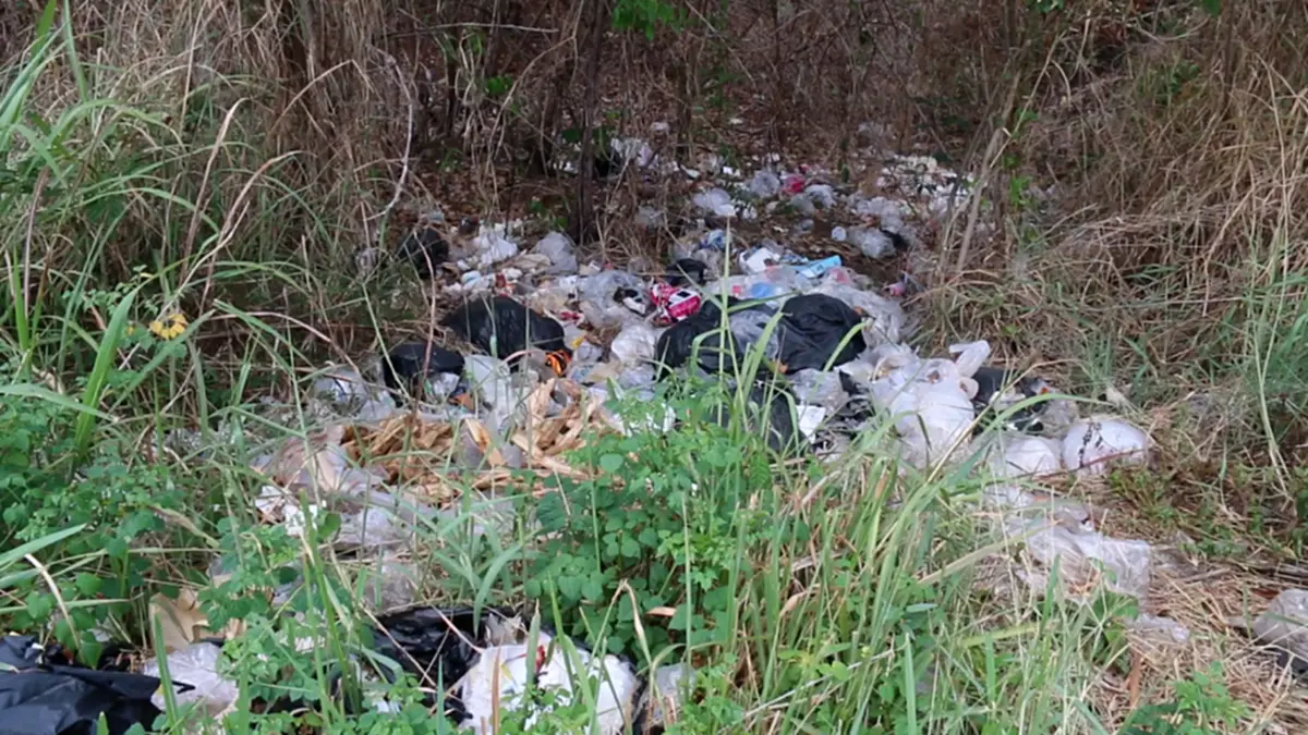 ชาวบ้านหล่มสักโวยขยะเกลื่อนจุดกลับรถ ไร้เจ้าหน้าที่รับเรื่อง