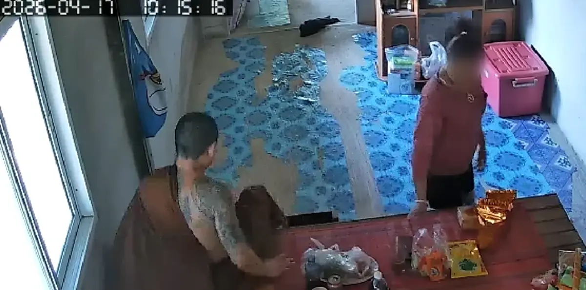 ยิ่งตกใจรู้อาชีพ "สีกาหอมแก้มพระ" ที่แท้การงานดีไม่ธรรมดา