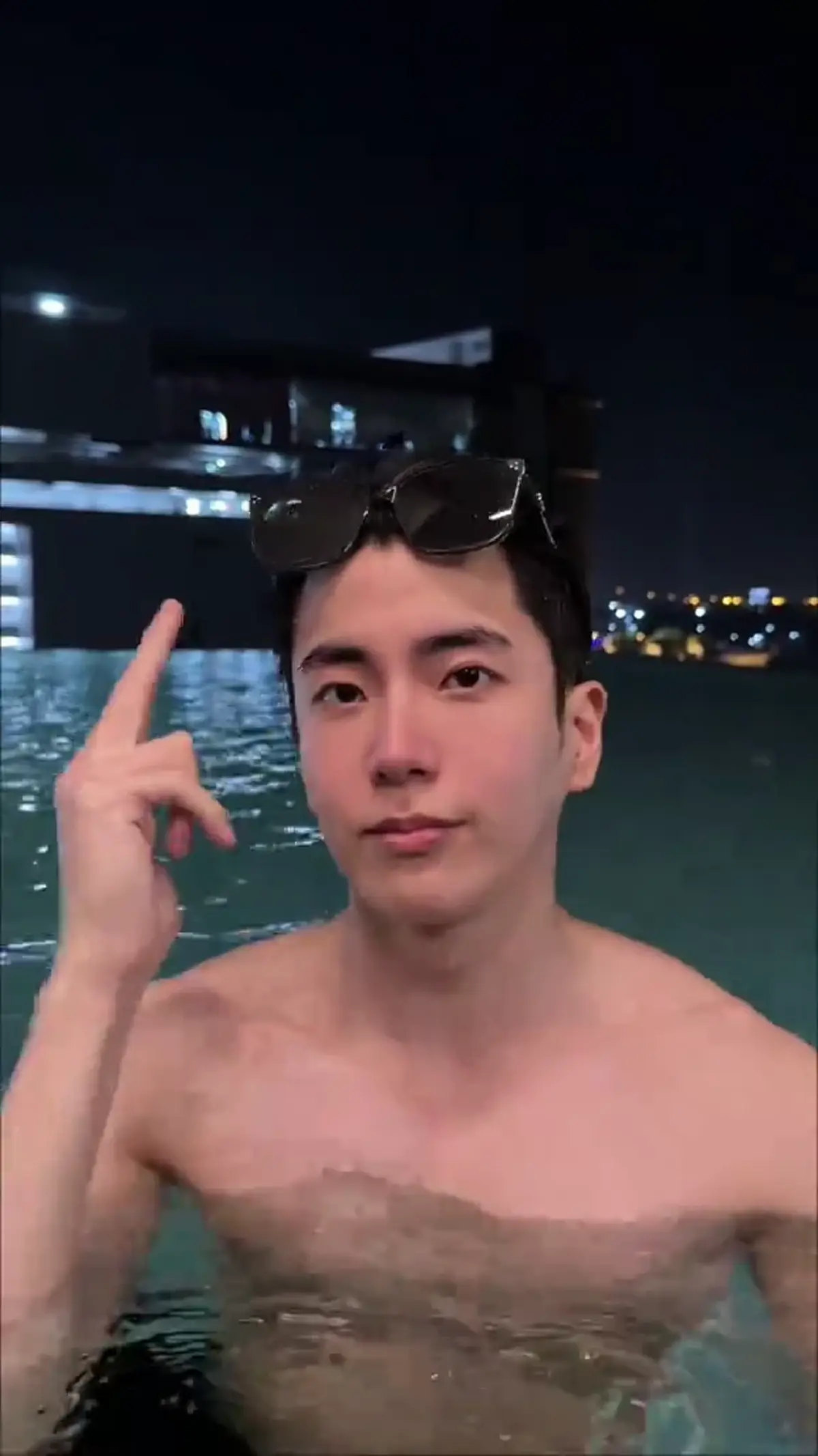 ฮอตเกินต้าน! “นนกุล” ถอดเสื้อเล่นน้ำสงกรานต์ แฟนๆ แห่แซวถึง “แอฟ”