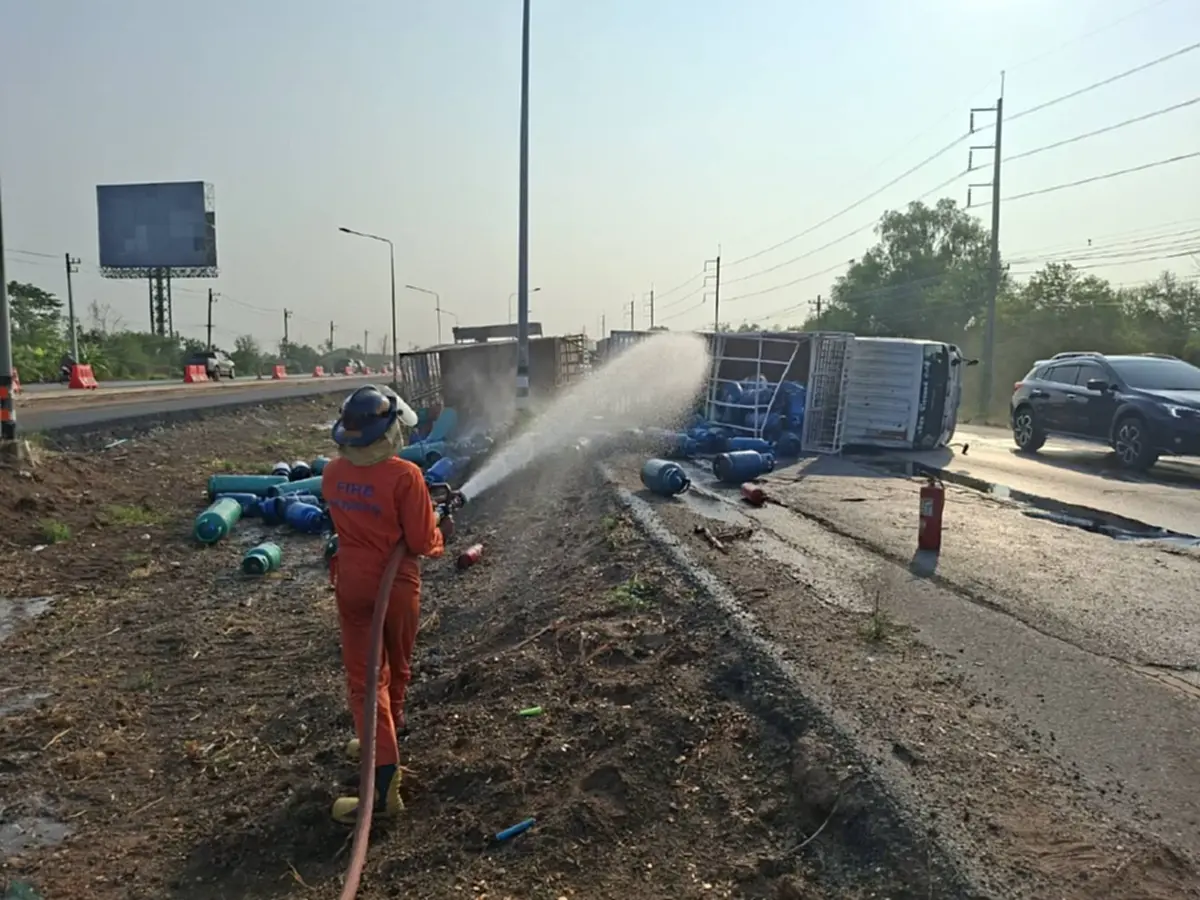 ระทึก! 6 ล้อขนแก๊สคว่ำเลี่ยงเมืองโคราช รั่วไหลเกลื่อนถนน