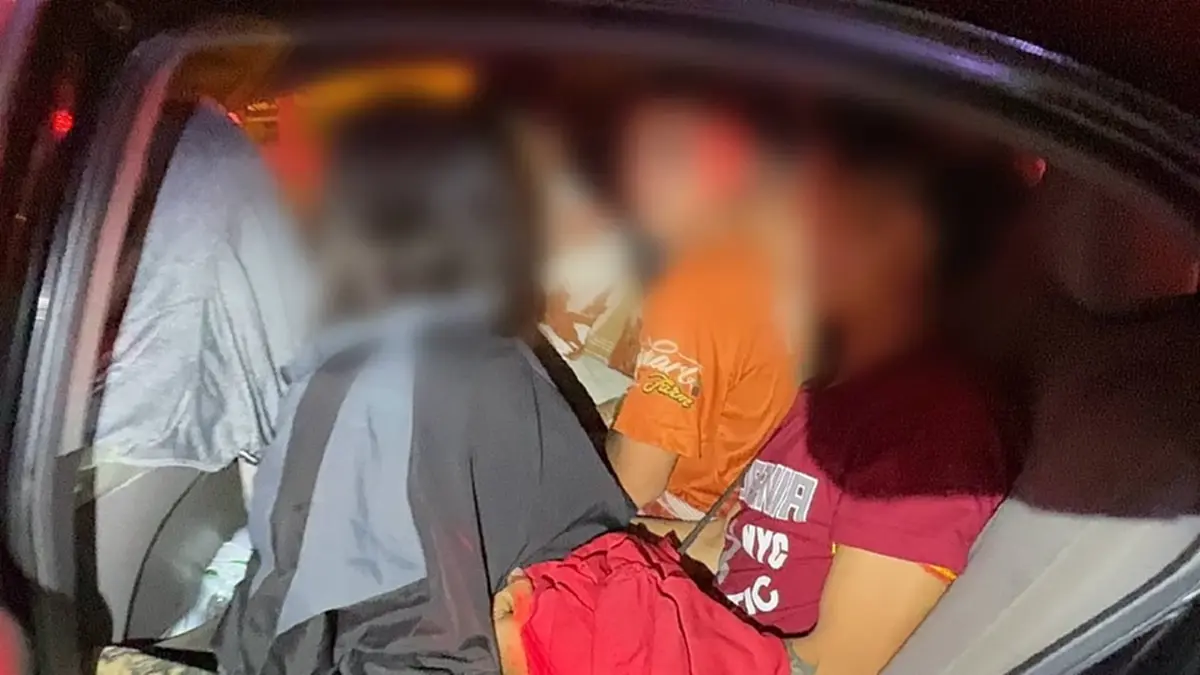 รวบคารถ! ตำรวจทางหลวงอยุธยาสกัดเก๋งต้องสงสัย พบขนแรงงานเถื่อน