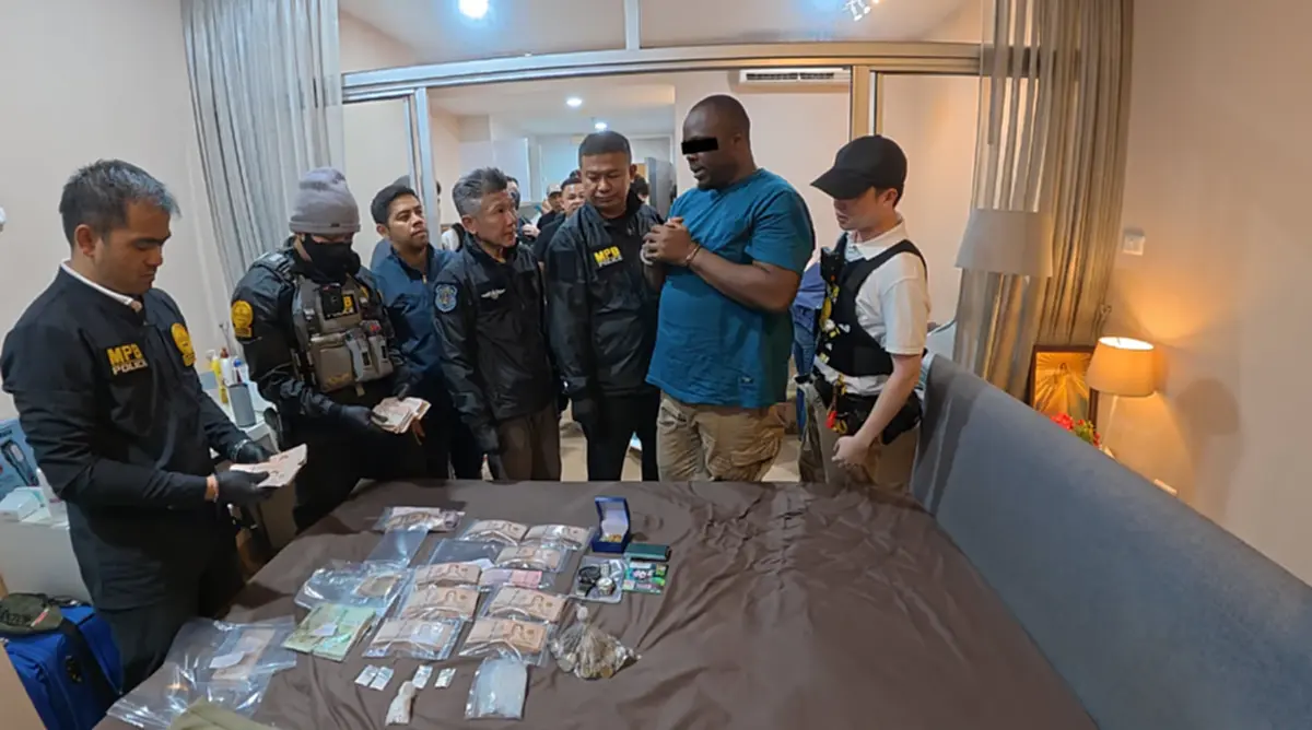 ทลายเครือข่ายโคเคน “แพทริค” ยึดเงินซ่อนใต้เพดาน 1.5 ล้านบาท