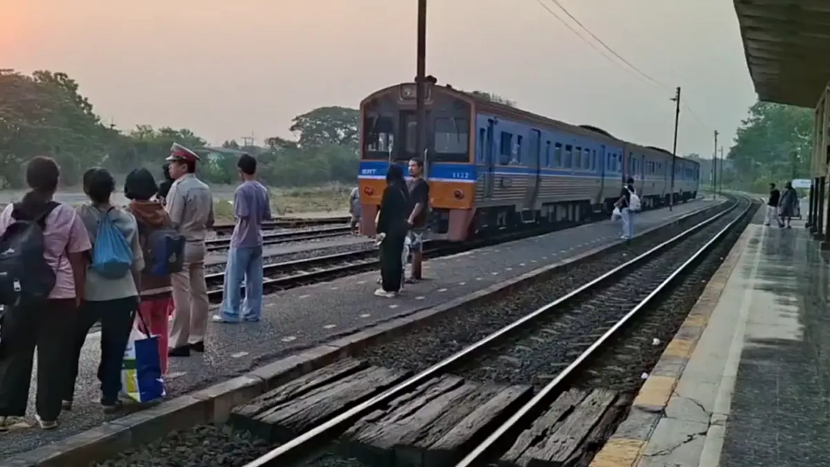 น้ำมันแพง! ชาวพิจิตรแห่ขึ้นรถไฟพุ่งเท่าตัว ตั๋วสงกรานต์เต็ม