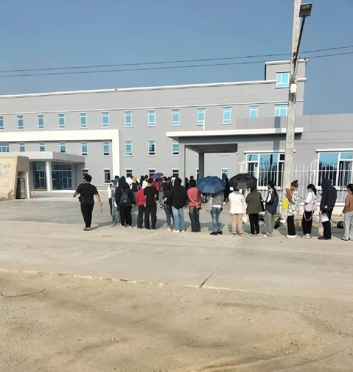 หนุ่มสาวแห่สมัครงานโรงงานเปิดใหม่ ยอมนอนรอข้ามคืน แม้รับ 30 อัตรา