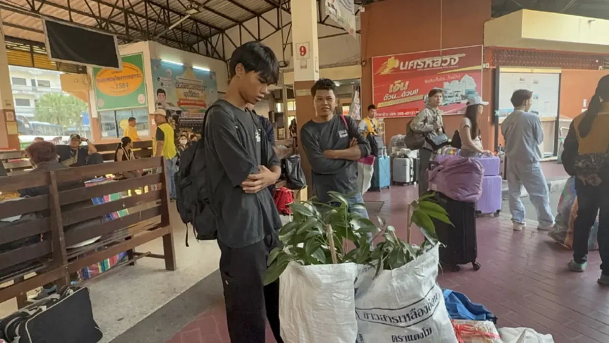 มุกดาหารคึก! แรงงานลาวแห่กลับบ้าน บขส.ตรึงราคาตั๋วถึง 19 เม.ย.