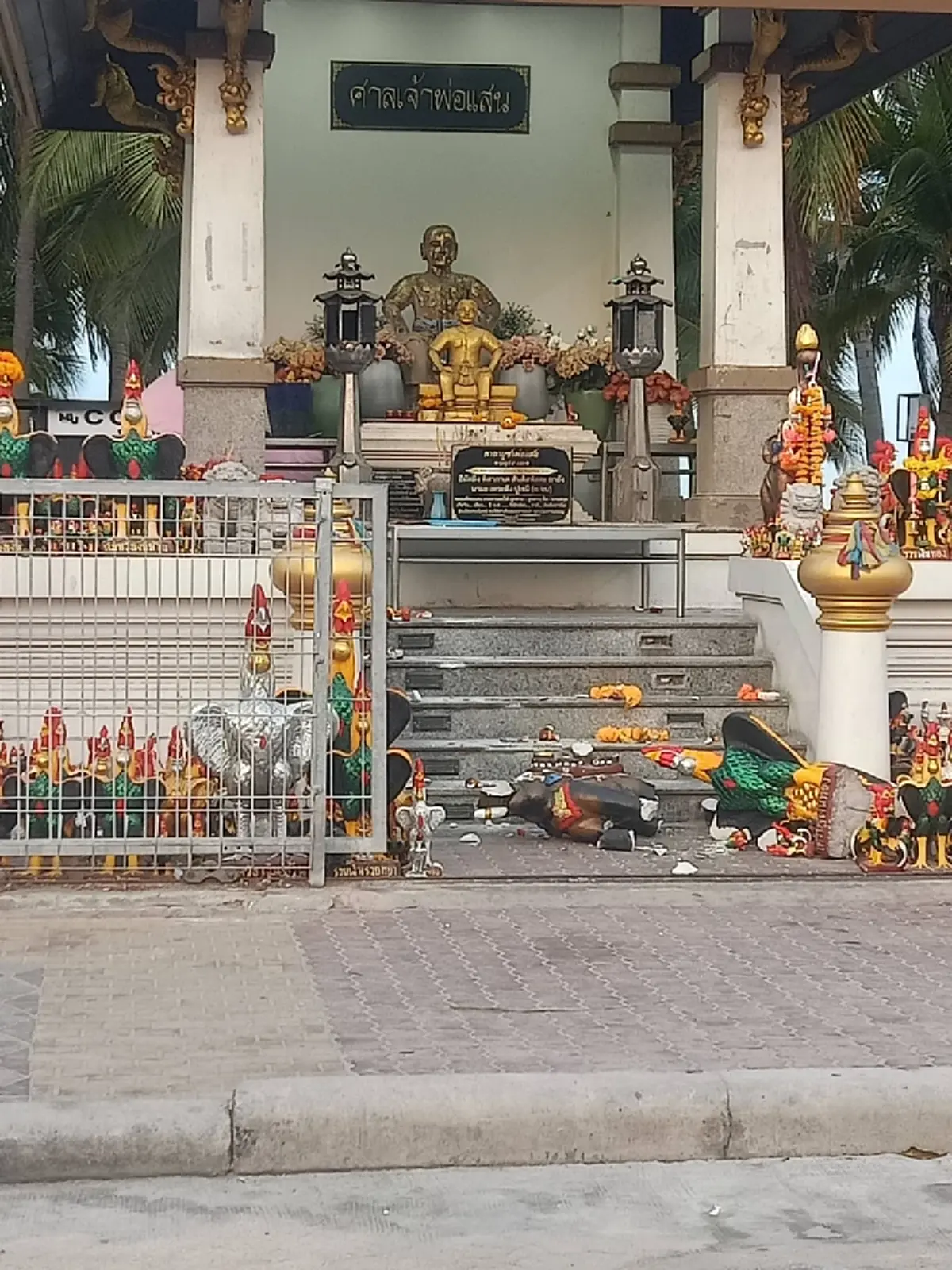 ชาวบ้านเดือด สาวบุกทำลายศาลดัง ชลบุรี ศรัทธากราบไหว้มา 10-20 ปี