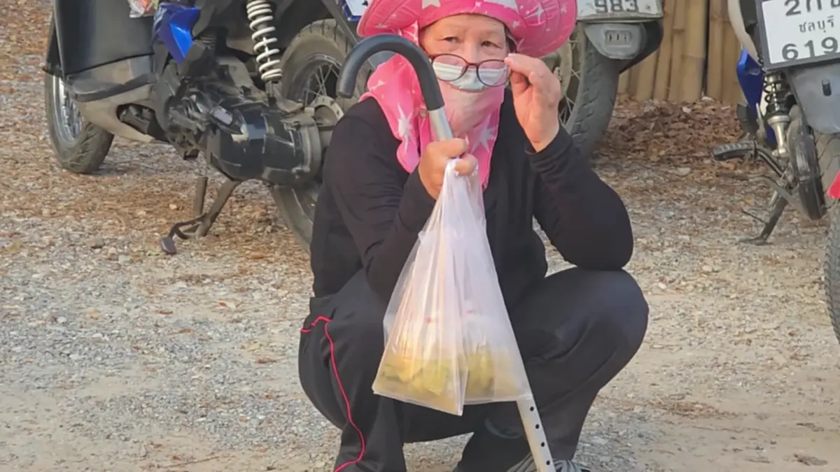 น้ำใจสู้ของแพง! กลุ่มผู้ใจบุญแจกอาหารฟรีชาวบ้านล่อมอ้ายหมอง