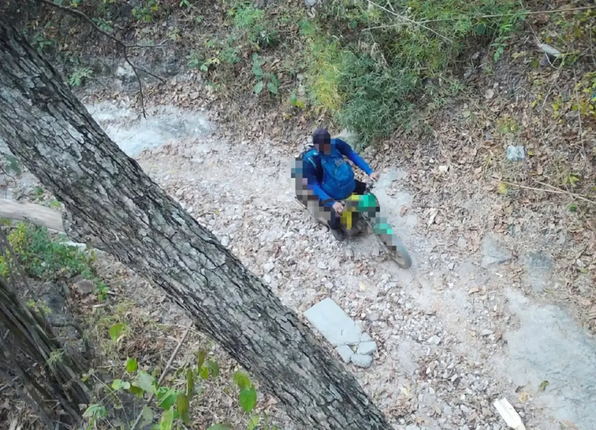 เปิดภาพ ชายต้องสงสัยเผาป่า ล่ากระทิง ป่ามรดกโลกวอดแล้ว 5 พันไร่