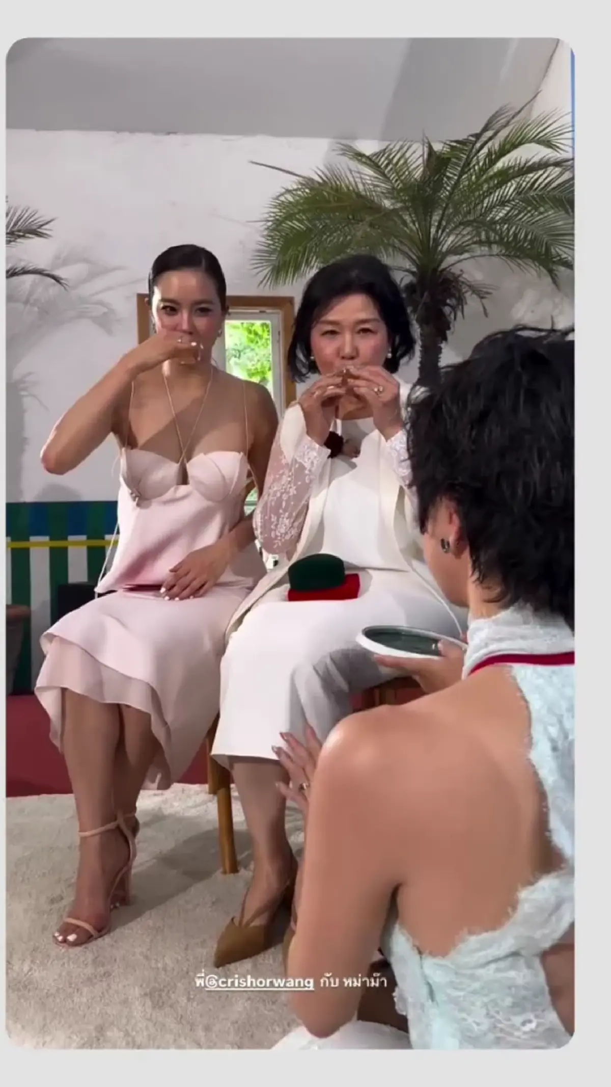 ถึงกับอยากได้บ้าง “คริส หอวัง” เปิดของรับไหว้จากคุณแม่