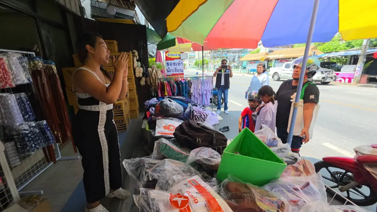 น้ำใจงาม! ร้านชุดนักเรียนพิษณุโลกแจกมือสองฟรี ลดภาระผู้ปกครอง