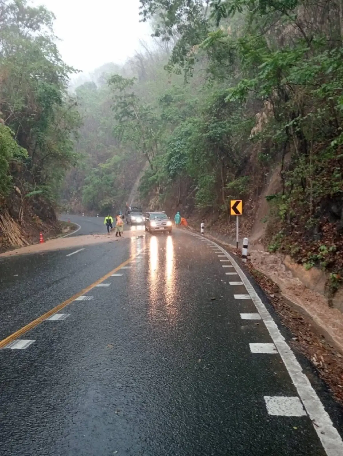 เพชรบูรณ์อ่วมหนัก! น้ำป่าไหลหลาก-หินร่วงปิดถนนบางช่วง