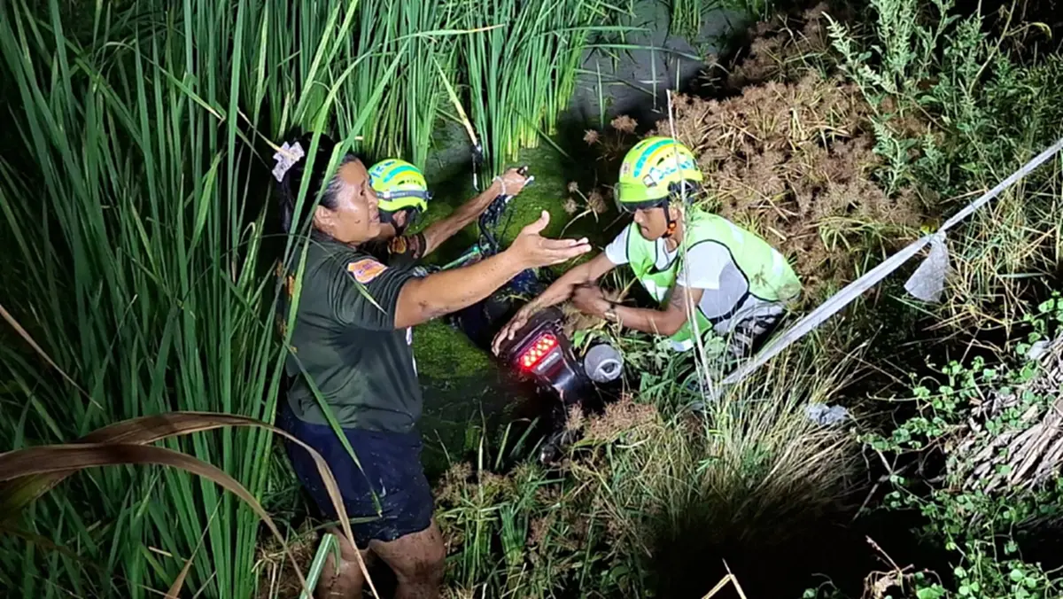 สลดสงกรานต์! ทางมืดคร่าชีวิต เก๋งชนจยย.พลิกคว่ำ ดับ 4 เจ็บ 4