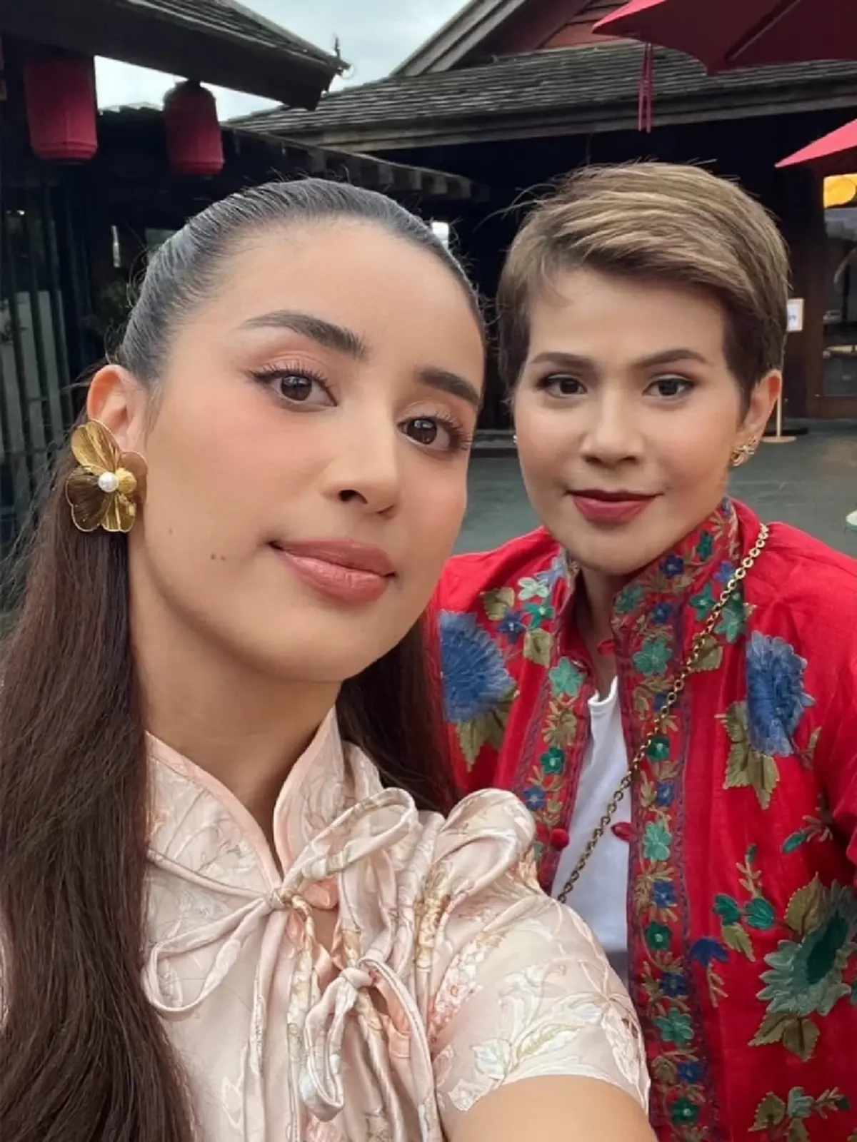  “นก จริยา” ควงลูกสาว “เจมี่-จีนส์” ร่วมงานใหญ่ที่ภูเก็ต สวยยกบ้าน