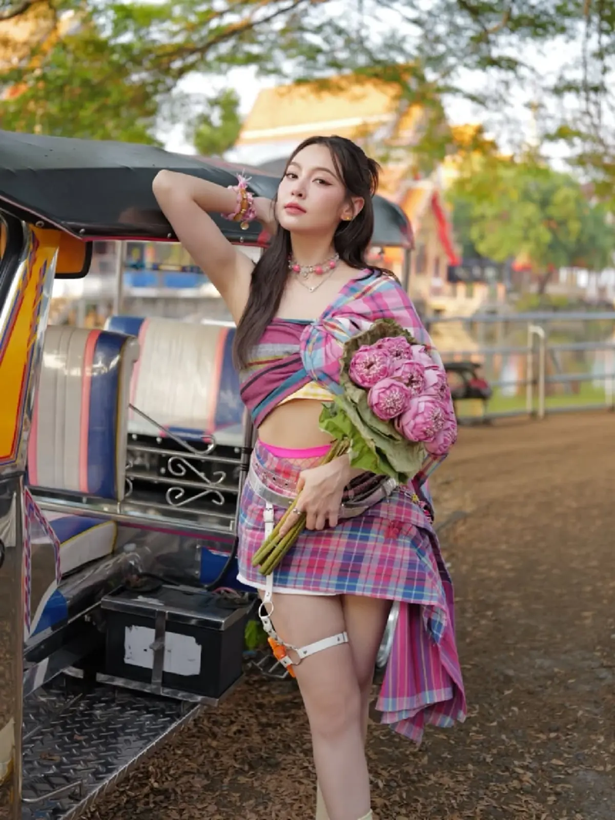  เบลล่า ราณี  ดอกบัวฟีเว่อร์ ลุคผ้าขาวม้า ปลุกซอฟต์พาวเวอร์ไทย