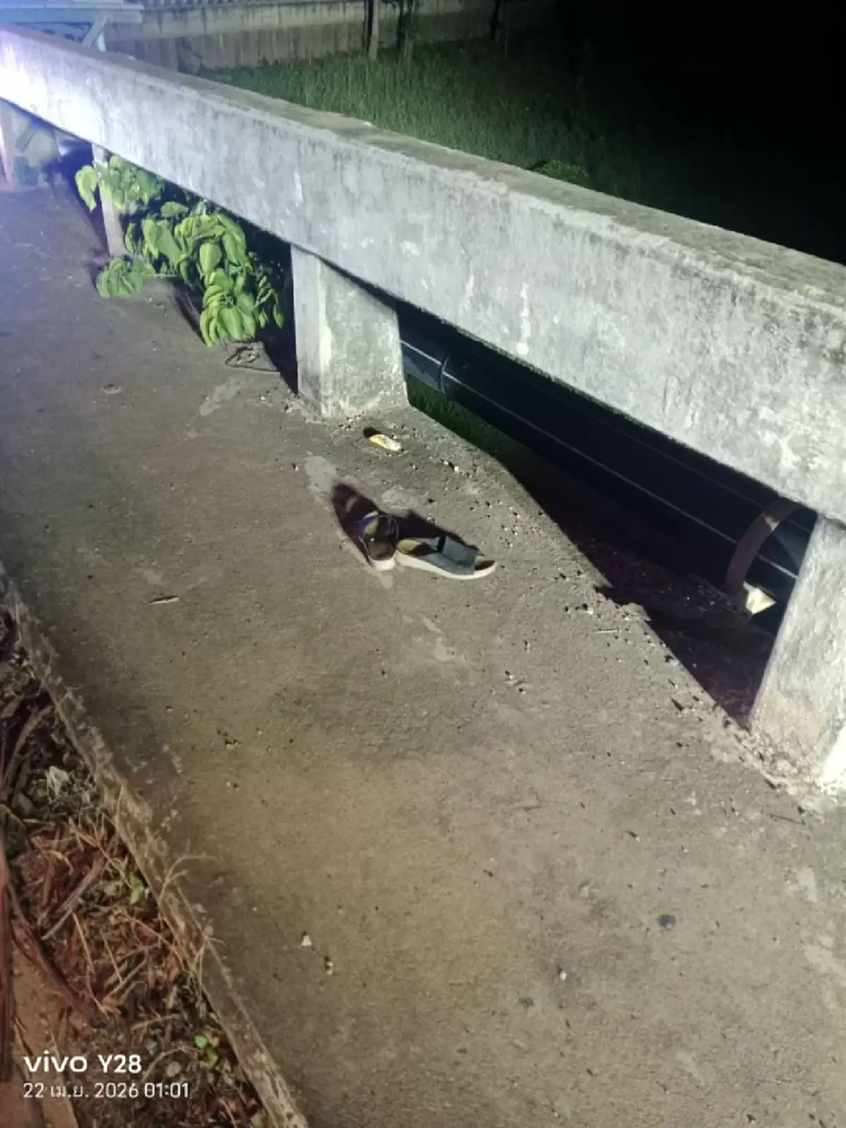 เครียดหนัก! หญิงวัย 54 ปี ขับเก๋งจอดตีนสะพาน ก่อนกระโดดน้ำ